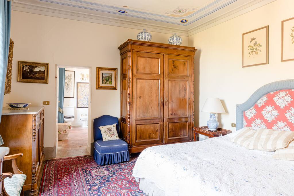 Luxury Double Ensuite in Tuscan Villa with pool