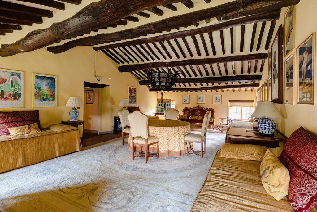 Twin/Double room in Historic Tuscan Villa + pool