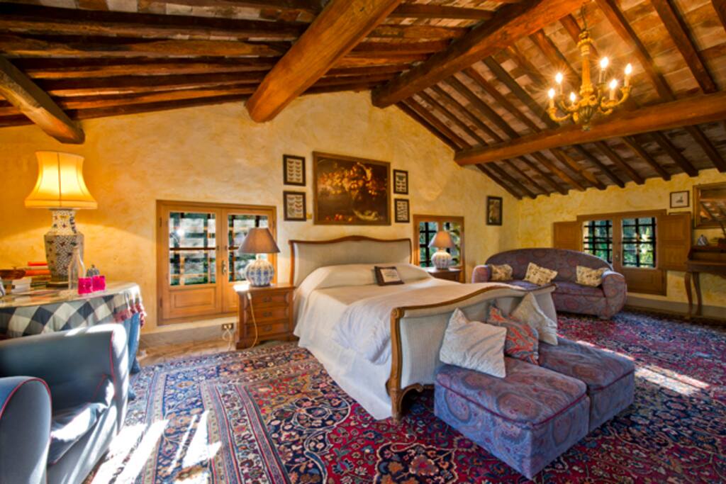 Kingsize ensuite in charming Tuscan Villa + Pool