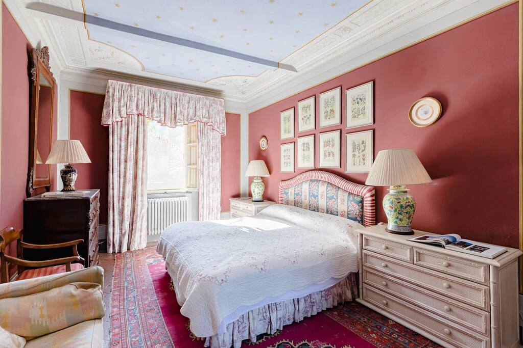 Kingsize ensuite in Historic Tuscan Villa + Pool