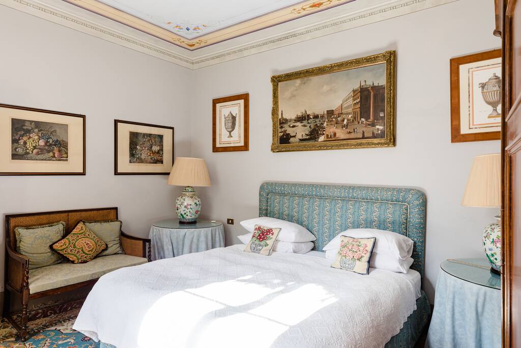 Double Ensuite in Historic Tuscan Villa with Pool