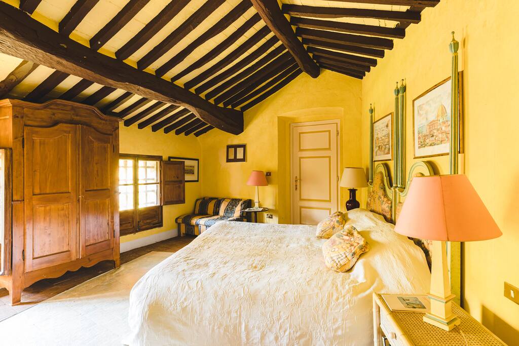 Twin ensuite in Historic Tuscan Villa with pool