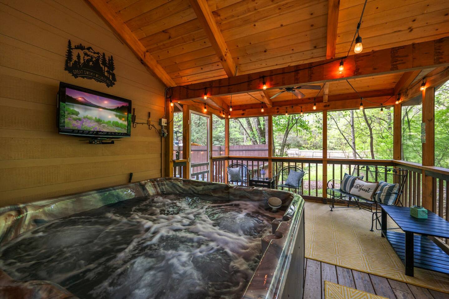 2 bedroom Cabin w/HotTub in Screened-in Patio