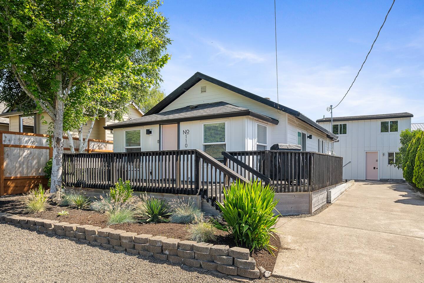 Garibaldi 10 | Modern | Dog Friendly Getaway - Holiday Home