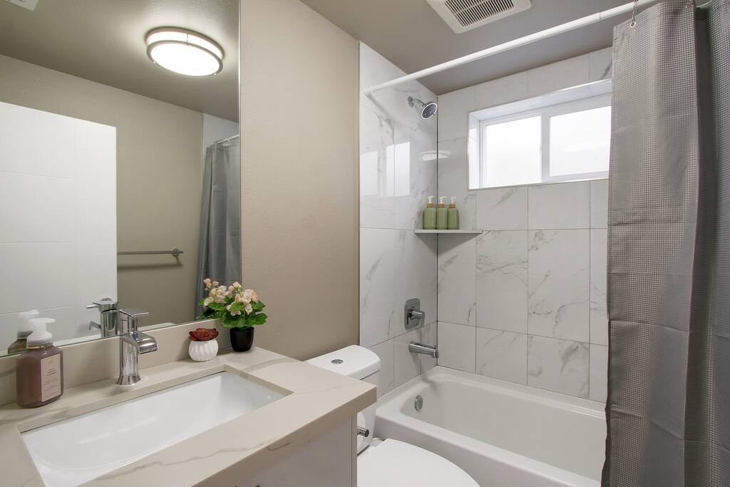 NEW! Modern Duplex Unit w/ Backyard, Near Transit