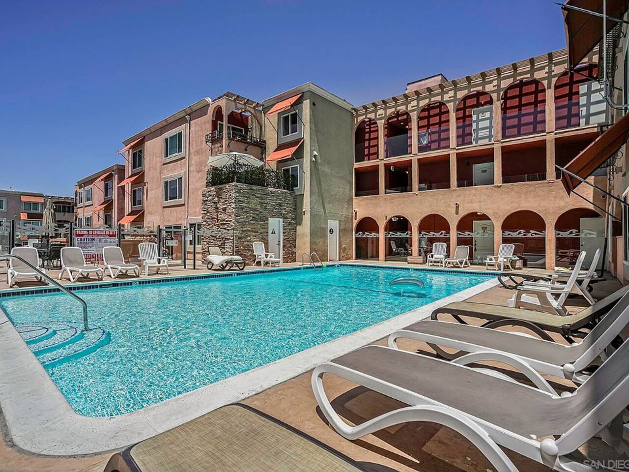 Charming Condo Close to Beach w Parking & Pool