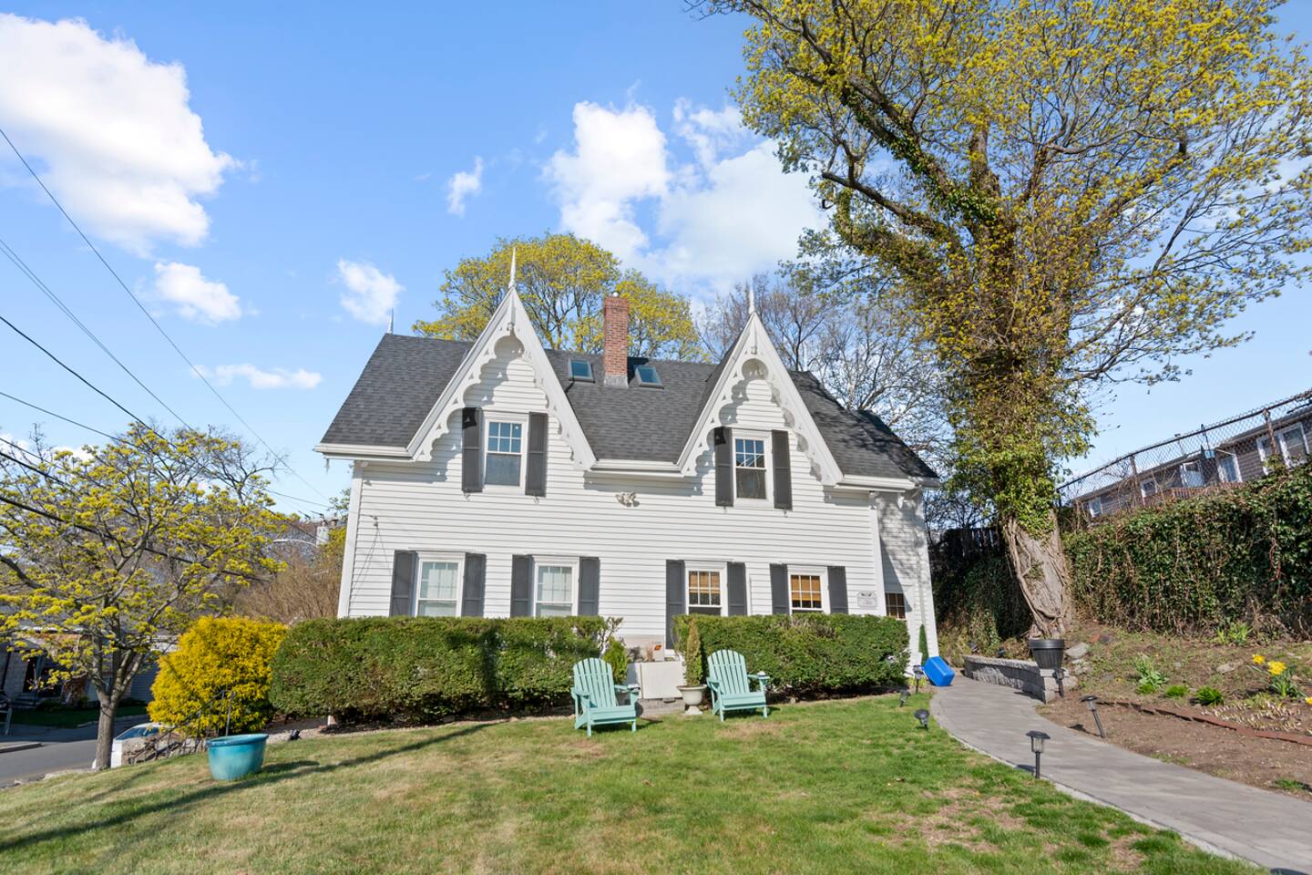 Coastal Retreat: steps to beach and town