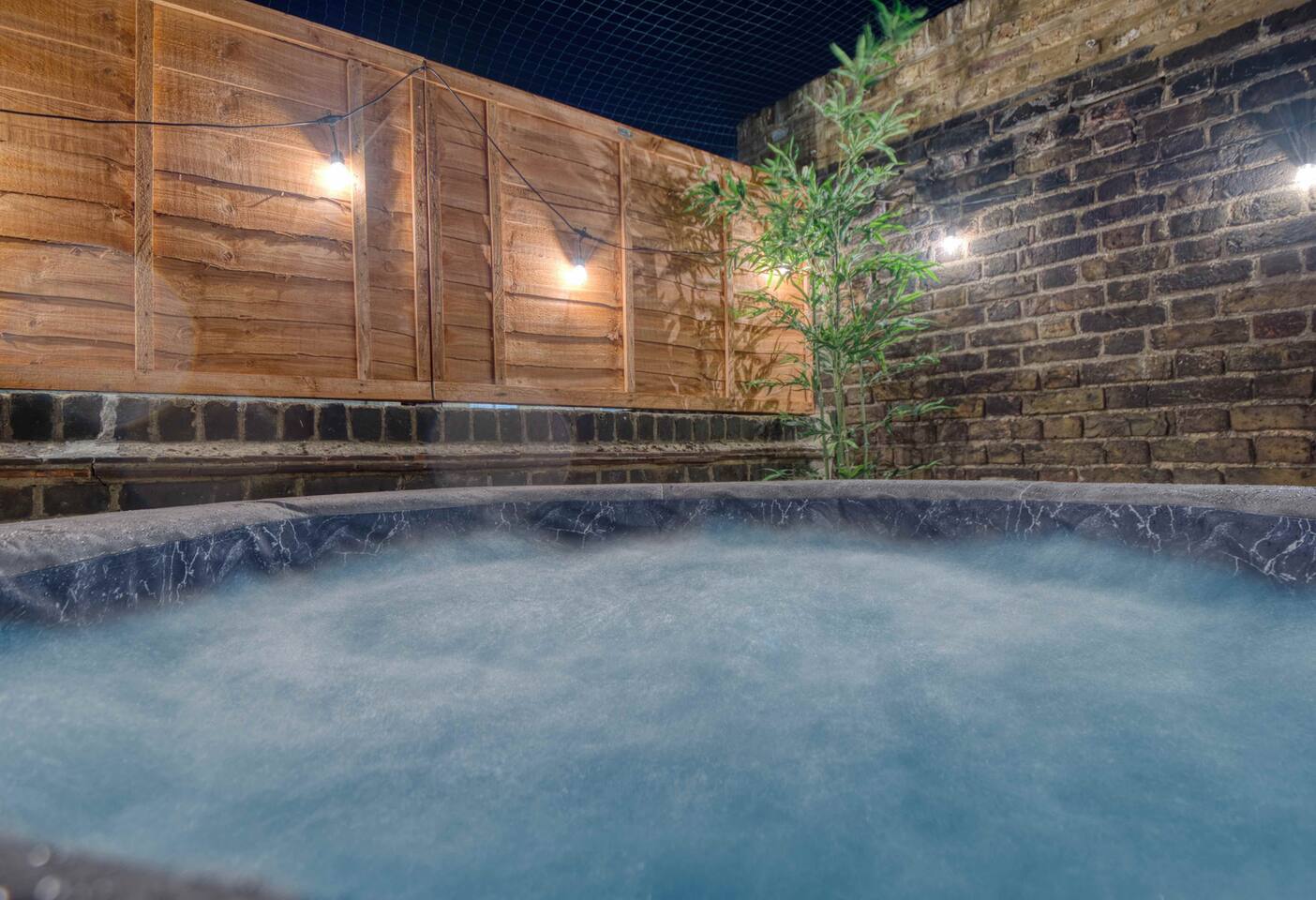 London Putney High St - hot tub, rooftop & cinema