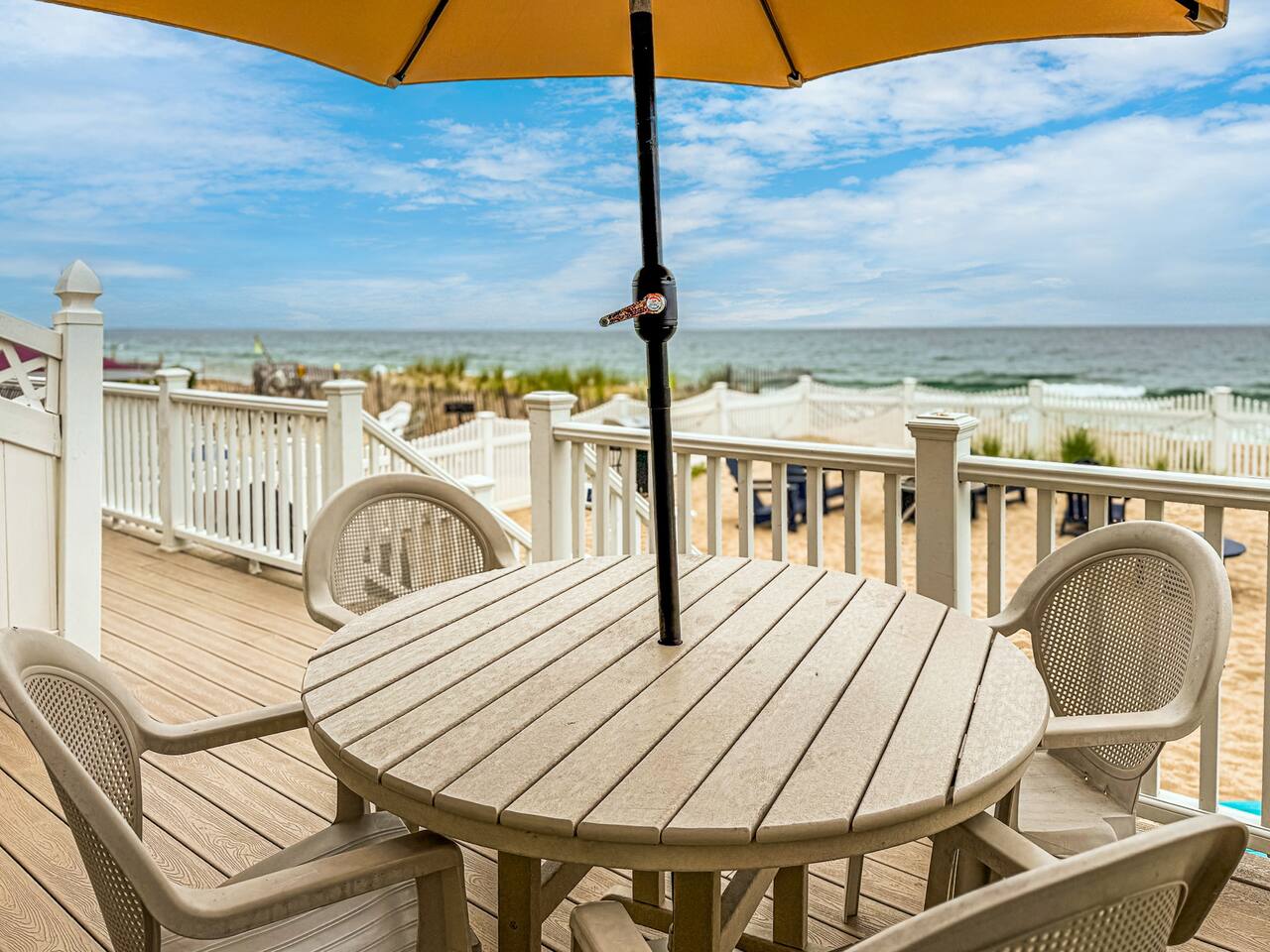 Beachfront Bungalow: beachyard, close to boardwalk