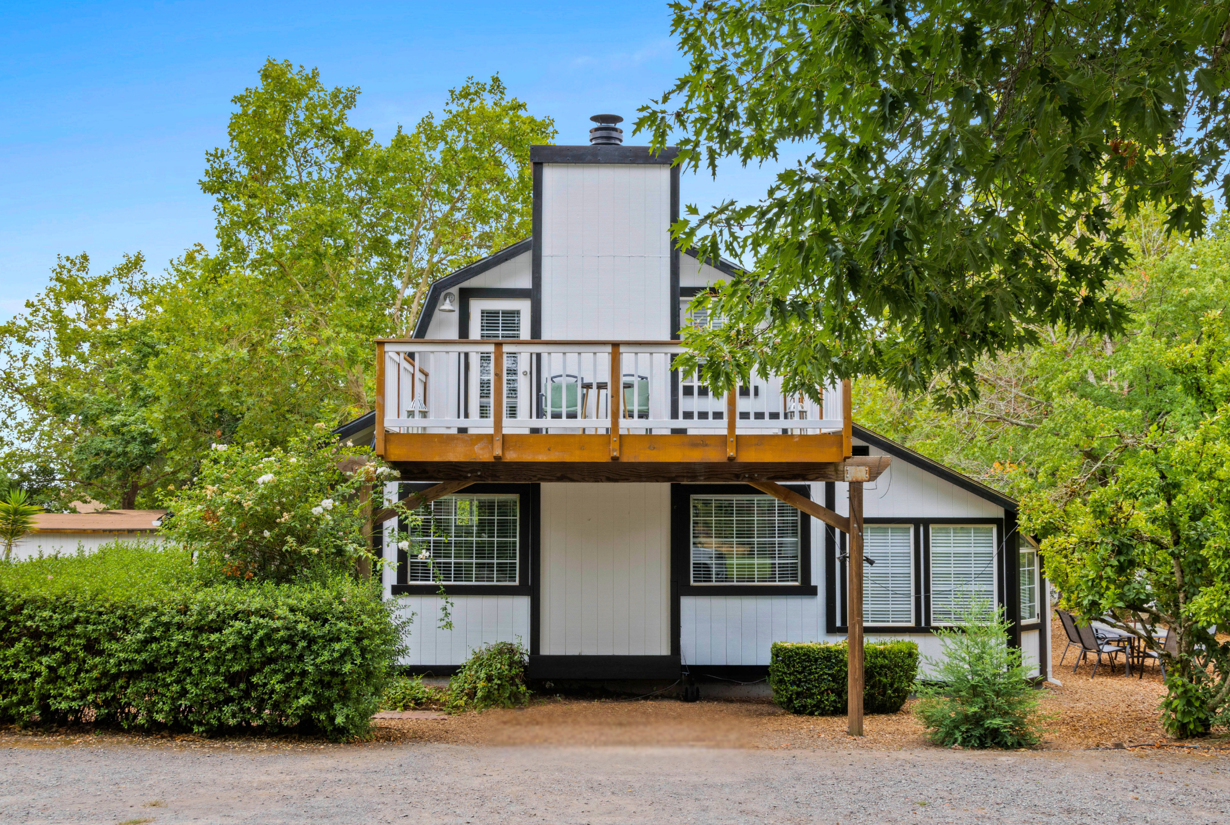 Charming tree-lined retreat with a spacious upper deck and peaceful setting