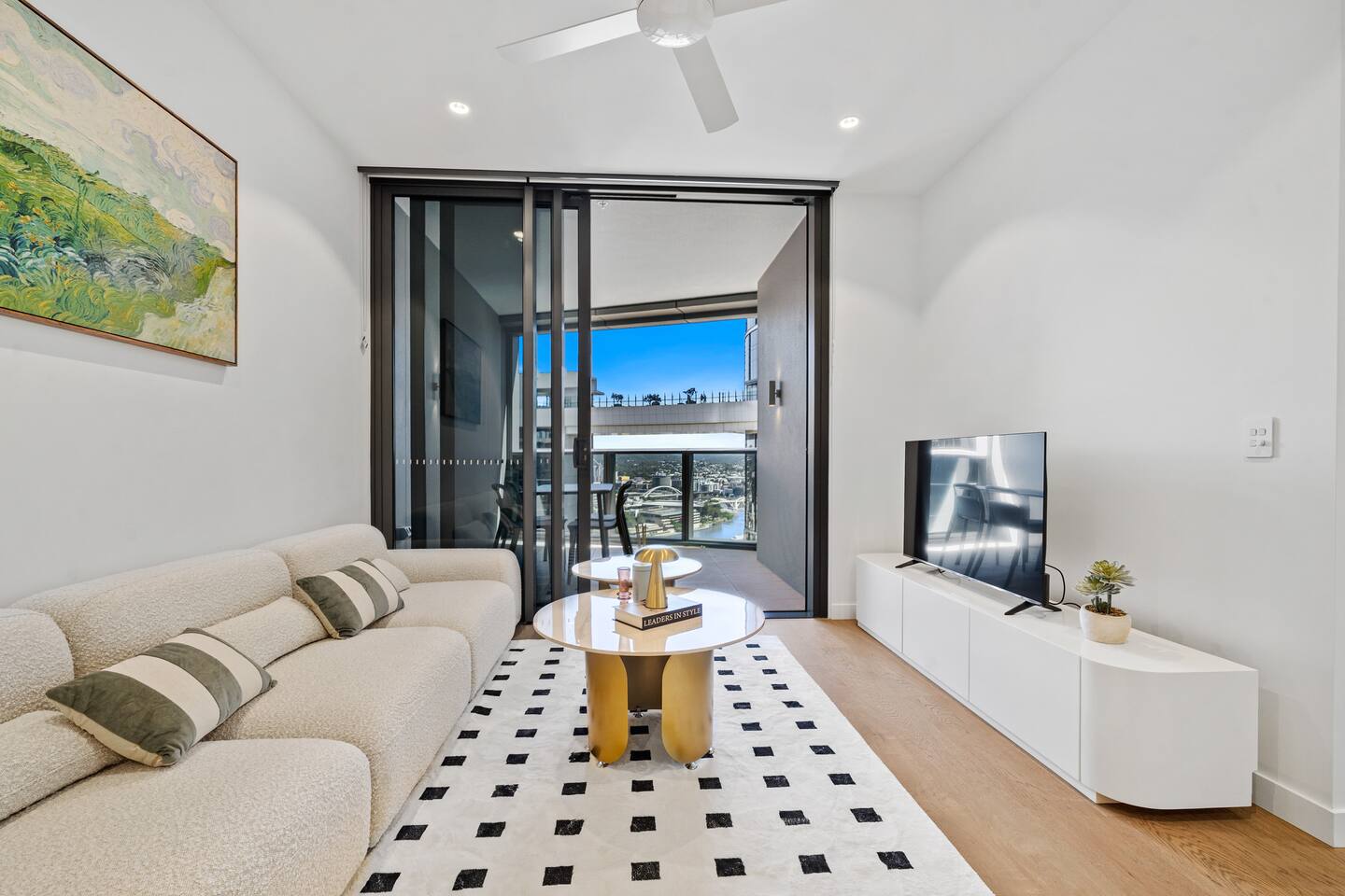 Crème de la Crème -Sweet Stay on BNE Casino w Car