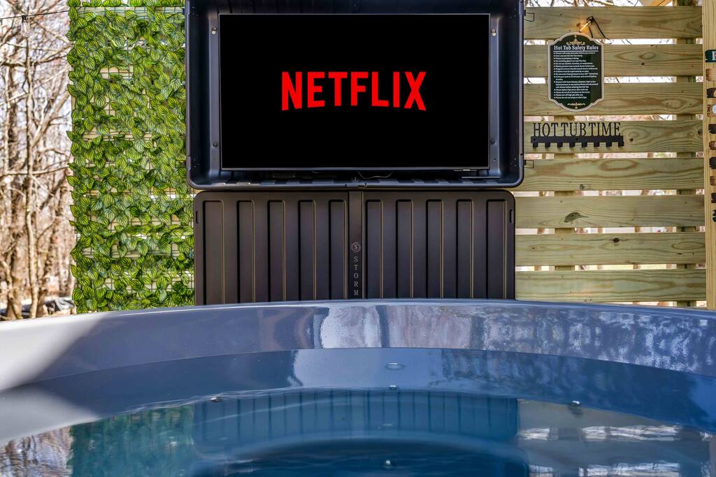 Newest BLVCK Cabin 4 w/Pool & Hot tub & Outdoor TV