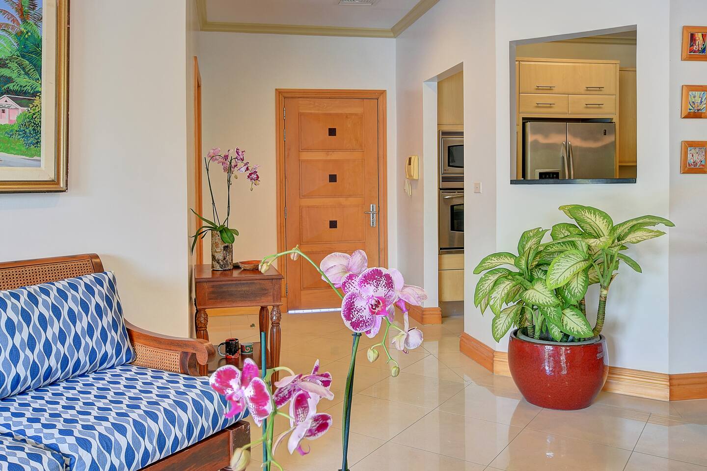 Sunny, Spacious Condo:  Near Atlantis & Beach