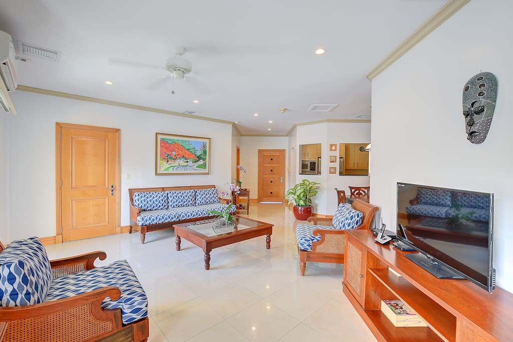 Sunny, Spacious Condo:  Near Atlantis & Beach