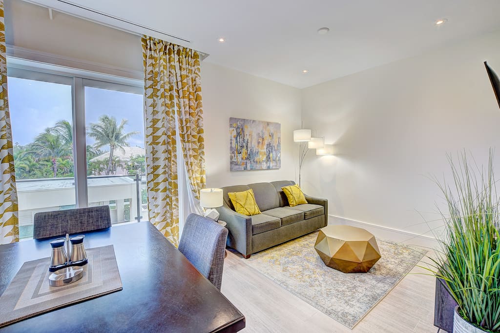 Modern luxury condo: Steps from Atlantis & Beach