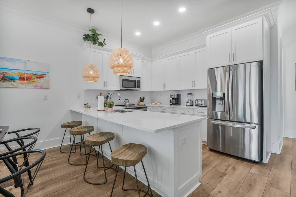 4 Bed, 4 Bath, Sleeps 14, Pool, Easy Beach Access!