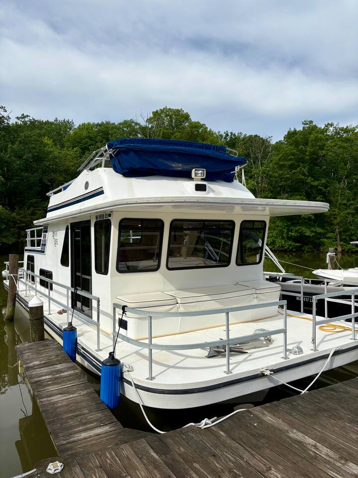 Lovin’ Life | Floating Getaway on Sue Creek