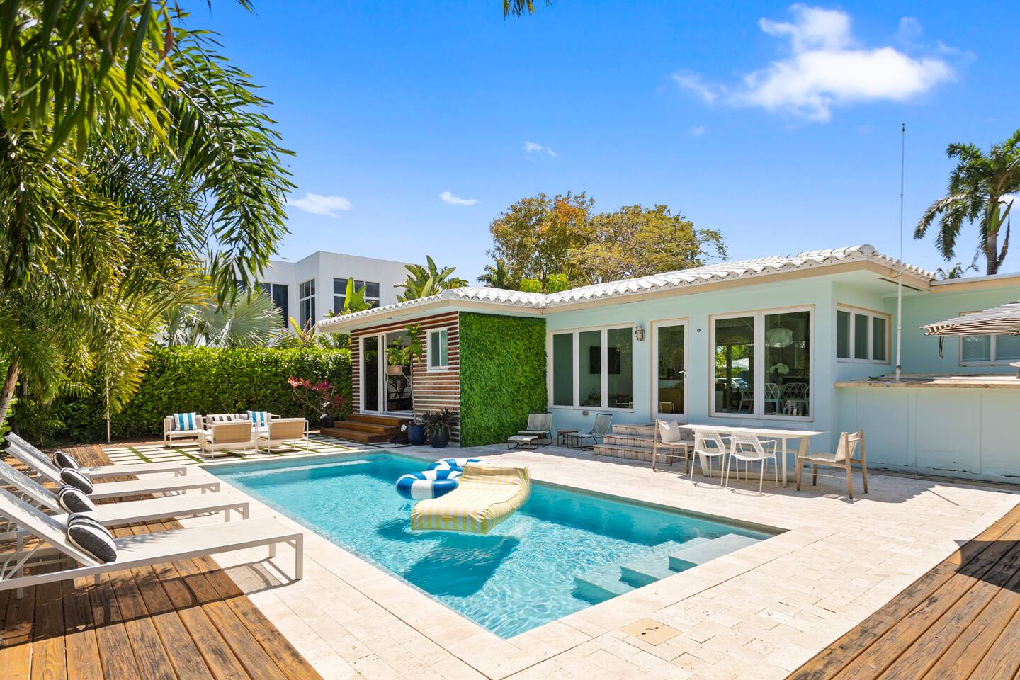 Modern Wilton Manors 2/2 with a new heated pool