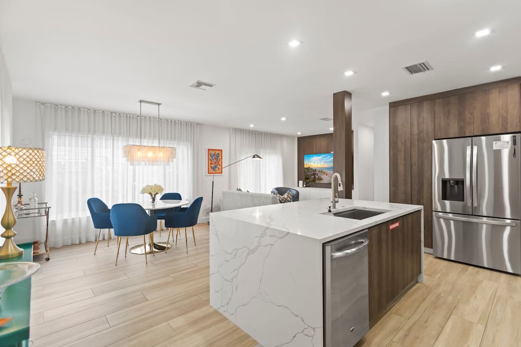 Stylish 2 bedroom home with pool