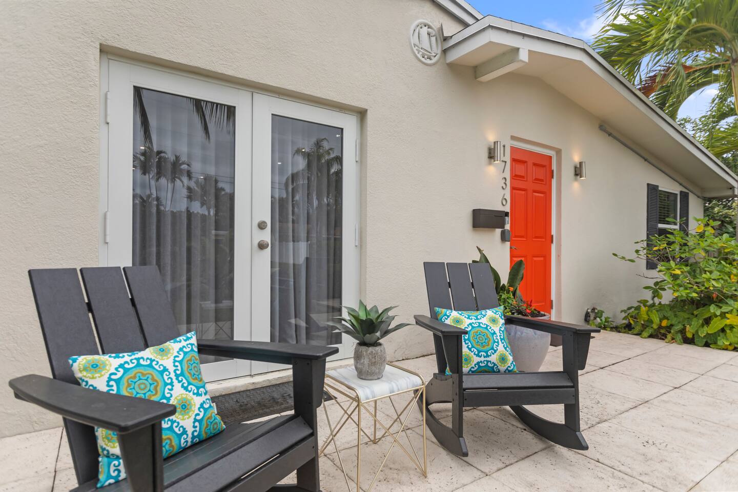 Stylish 2 bedroom home with pool