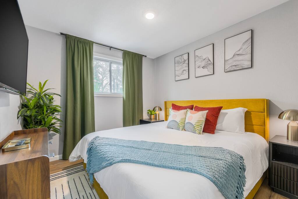 Mid century APT, KING bed + desk