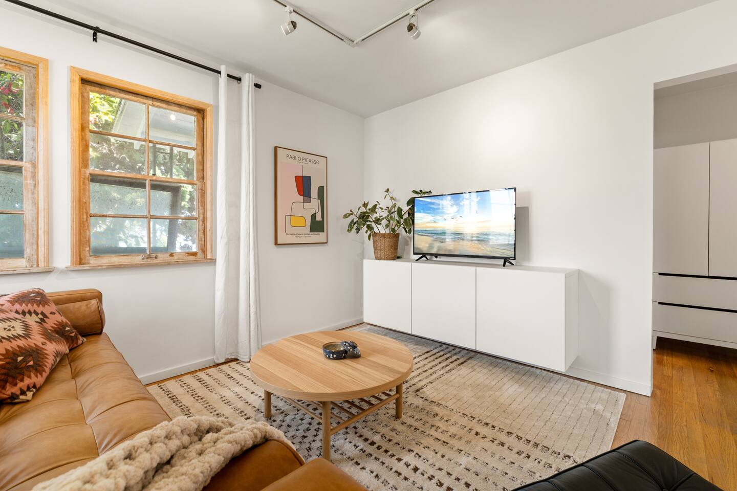 Cozy Westchester 1BR/1BA Duplex with Patio & W/D