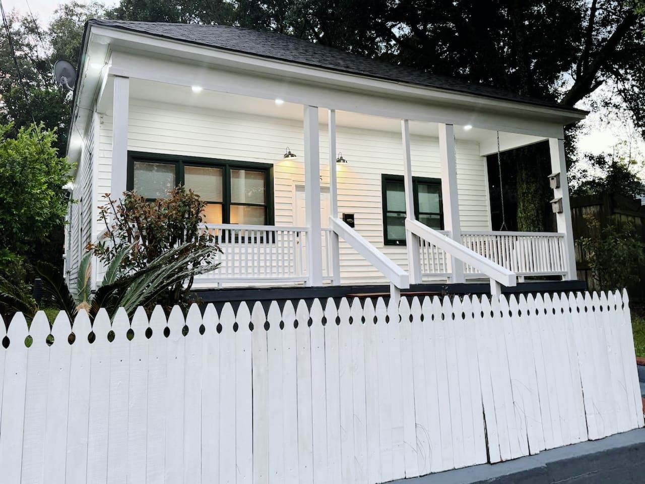 Brightside Bungalow - Minutes from beach and fun!