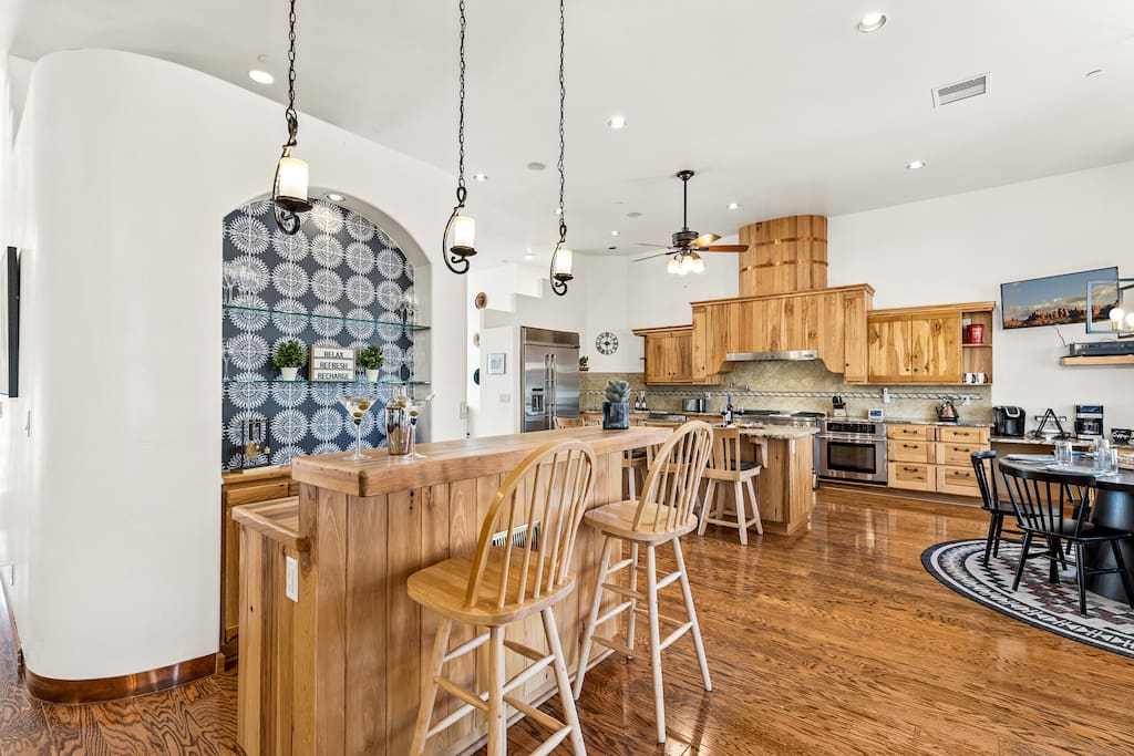 3850 sqft | Pool Table | Hot Tub | Chef Kitchen