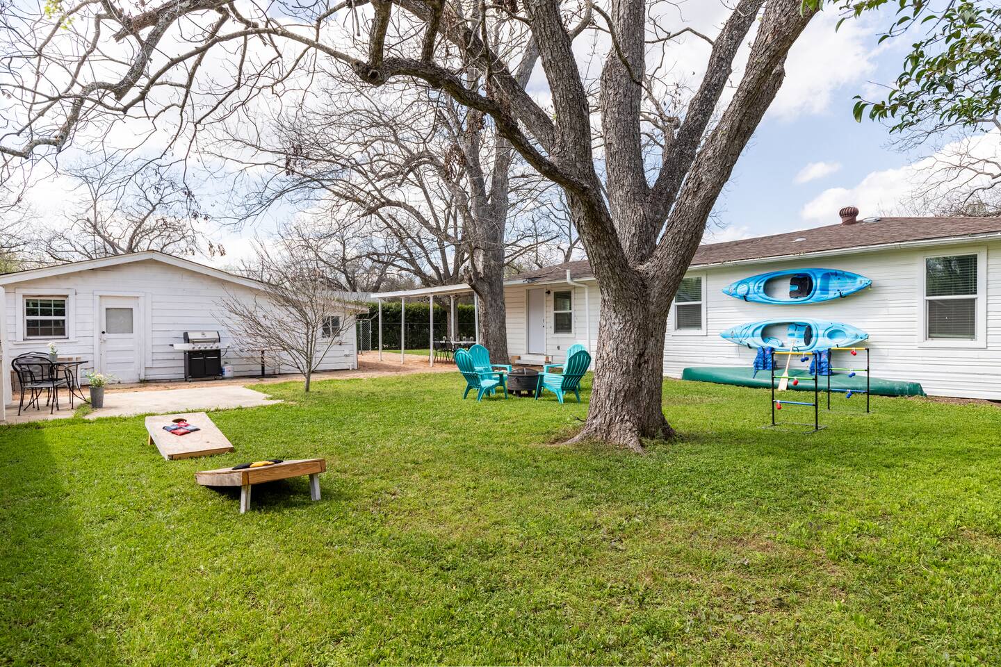 Very Private, 100% Fenced-in Restored Farmhhouse