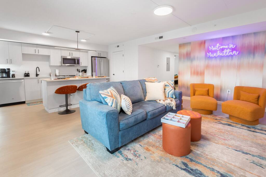 Colorful Skyline Lofts-1 mi to the Ville