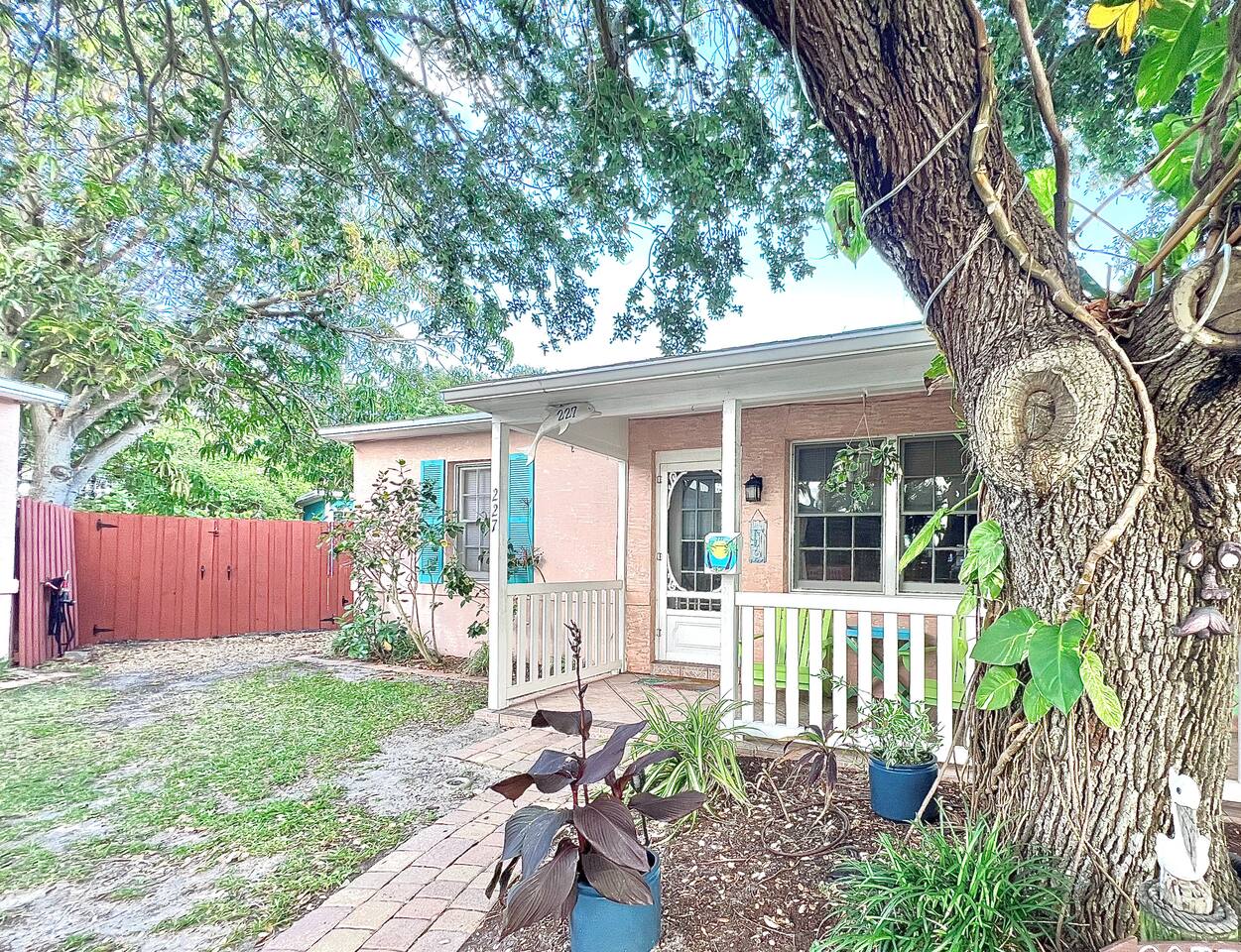 Coastal Cottage 227 | Walk to Beach • King Bed