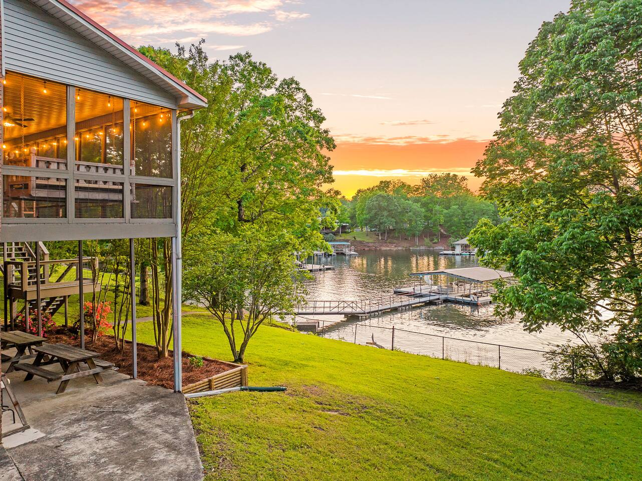 Sleeps 20! No Steps to Water Luxe Family Lakehouse