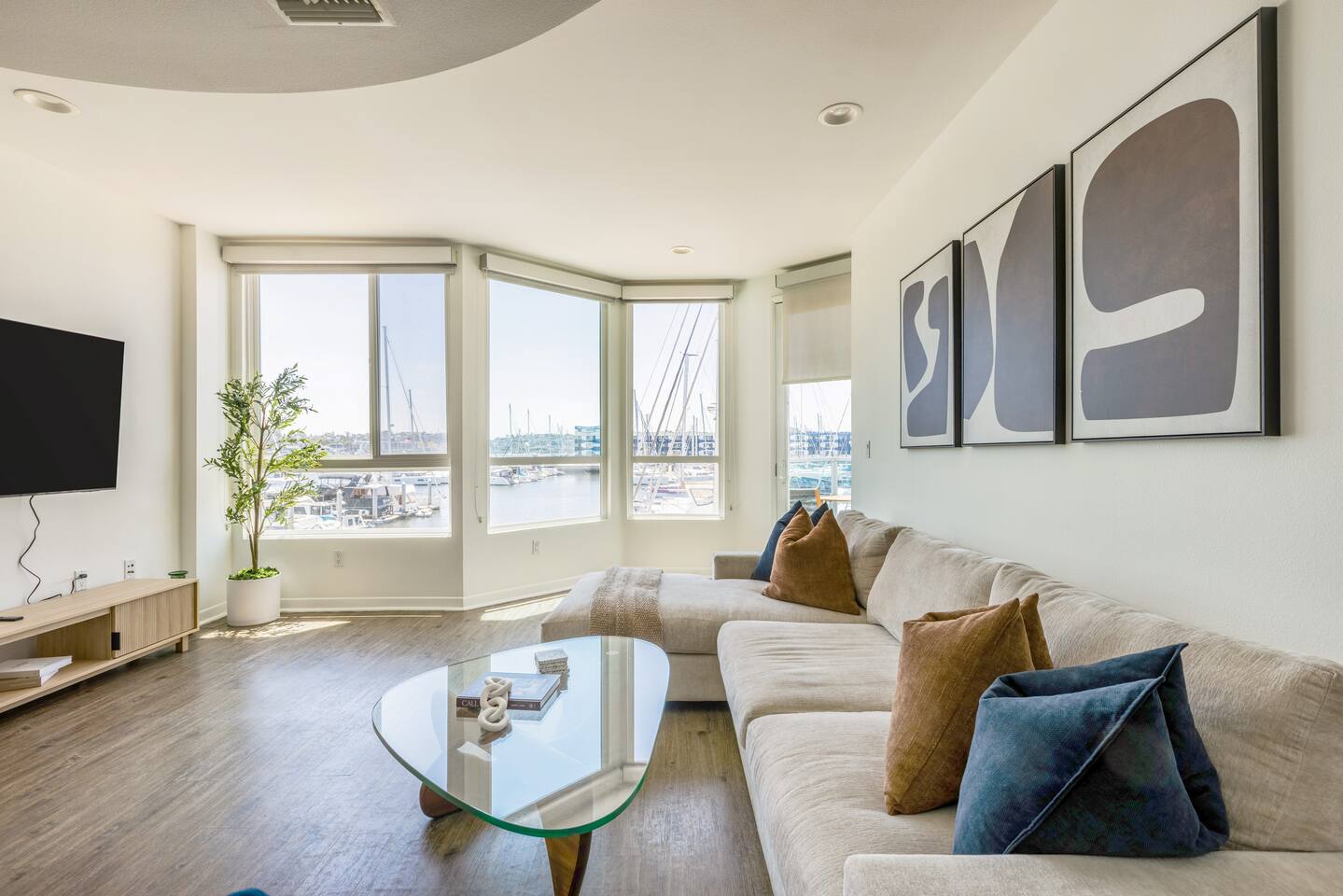 Panoramic Marina Views Boat Pool, Jacuzzi and Gym