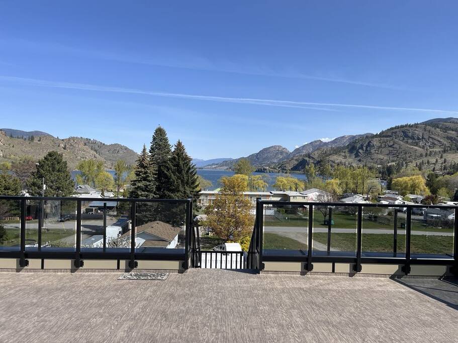Chic Retreat | Rooftop Hot Tub, Sauna + Lake Views