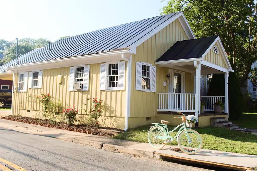 Charming Historic Cottage in Downtown Leesburg, VA