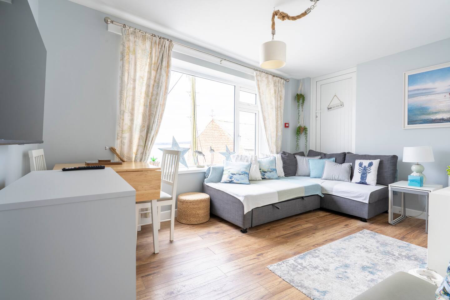 Portrush Sea-View Apt • Walk to Beach & Harbour