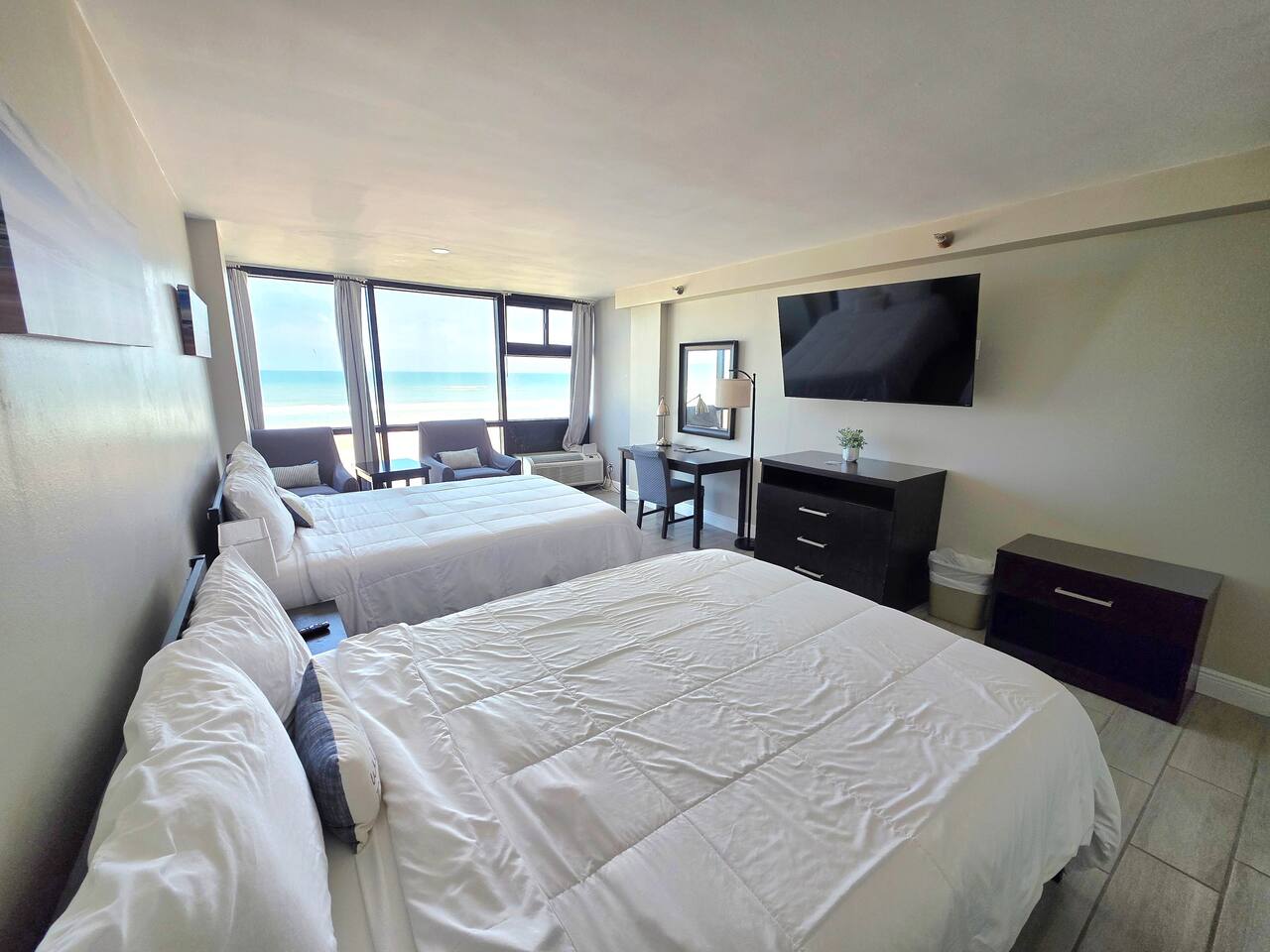 Oceanfront Studio 2 Queen beds kitchenette & pool