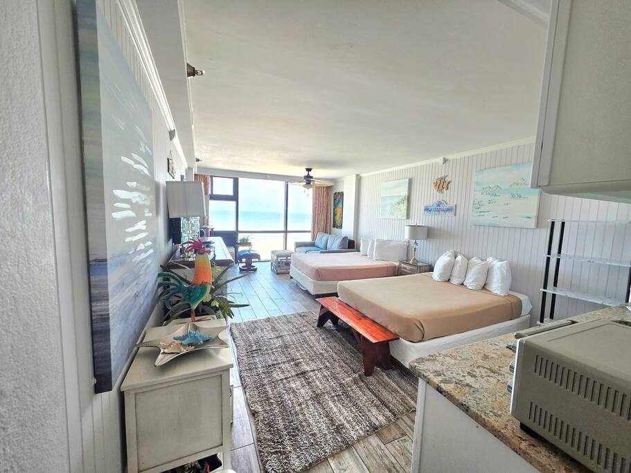 Sunrise Oceanfront 2 Queen Studio w/kitchen & pool