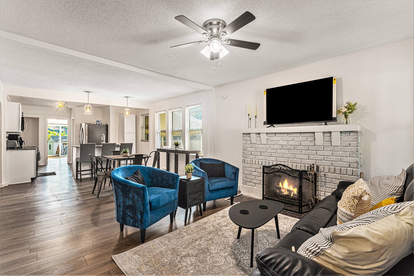 Charming 3 Bed in the heart of Lee's Summit!