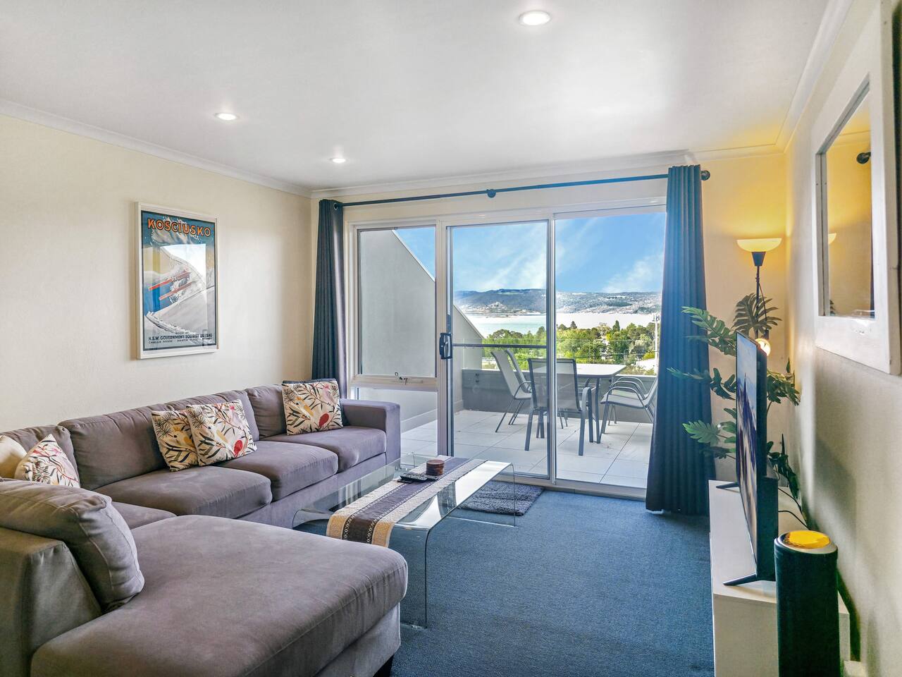 Lake Views • Spa Bath • Central Location • WiFi