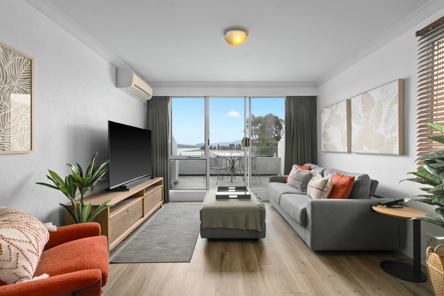 Lakefront Escape • Indoor Pool • Balcony • WiFi