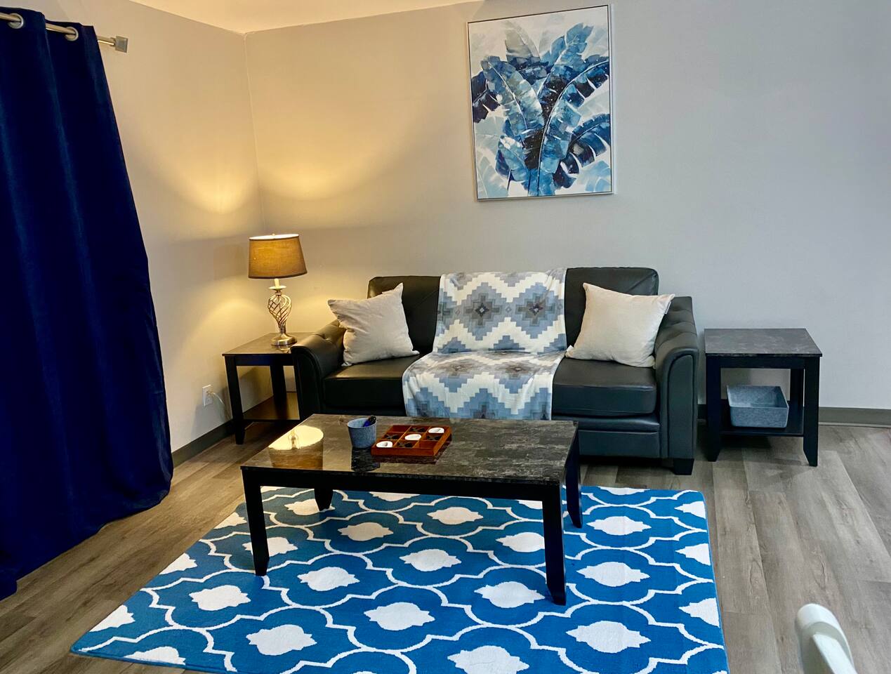 All private 2 BRoom w 2 QUEEN BEDS-1 BTHRM-FREE PARKING-FAST WI-FI-CENTRAL LOCATION