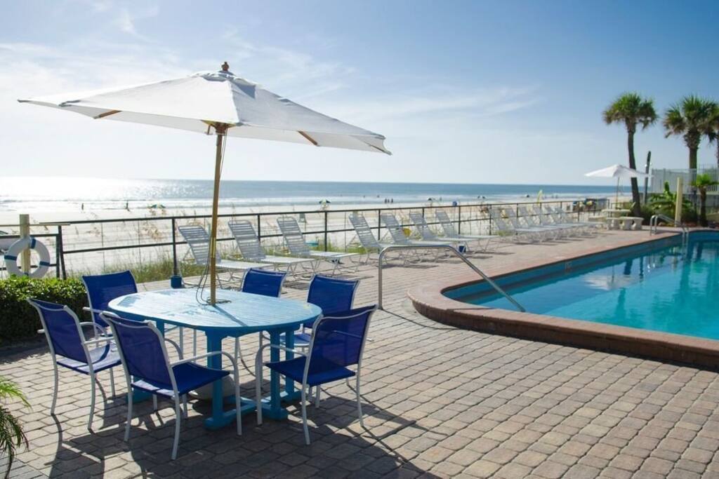 Elegant Double Queen Studio w/pool & kitchenette