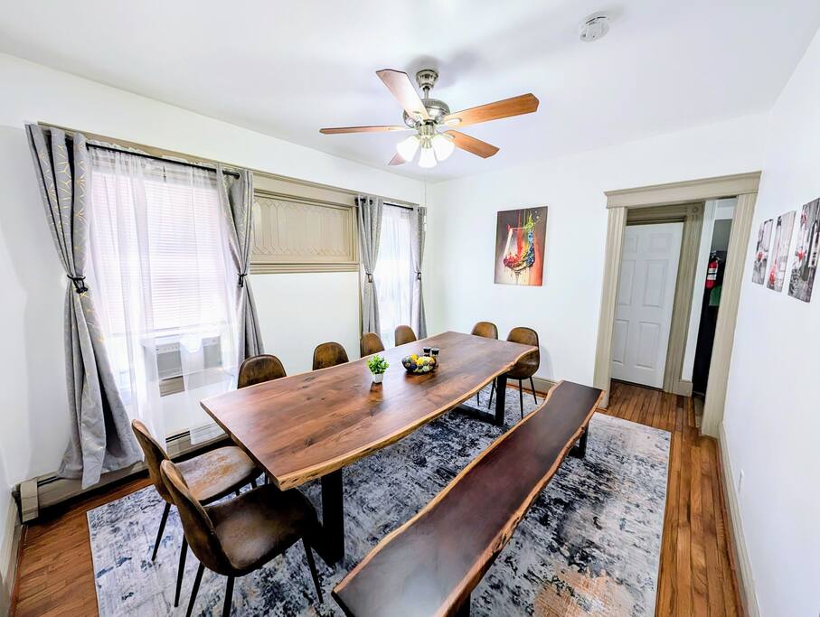 Spacious duplex retreat in city w/ Parking nearby