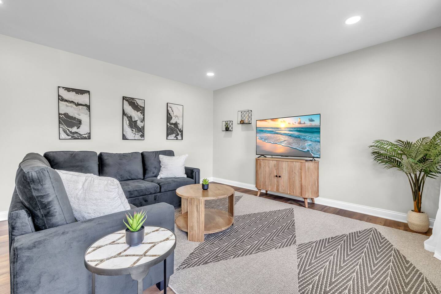 Stylish 3BR Getaway • Near Woodfield & Parks