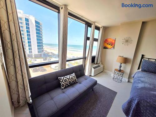 2 queen bed studio w/kitchenette, pool, tiki bar