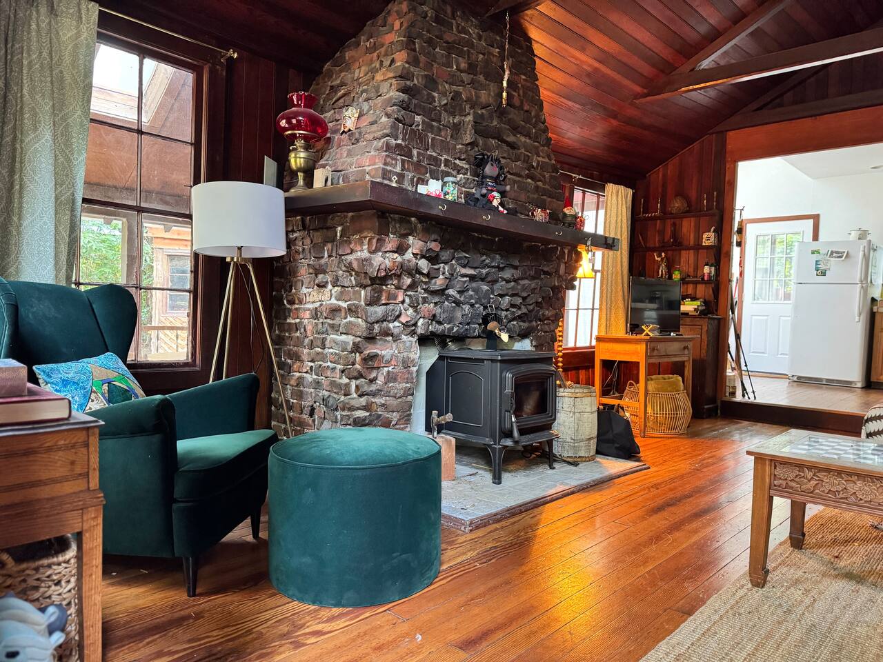 Charming woodland retreat w/ deck