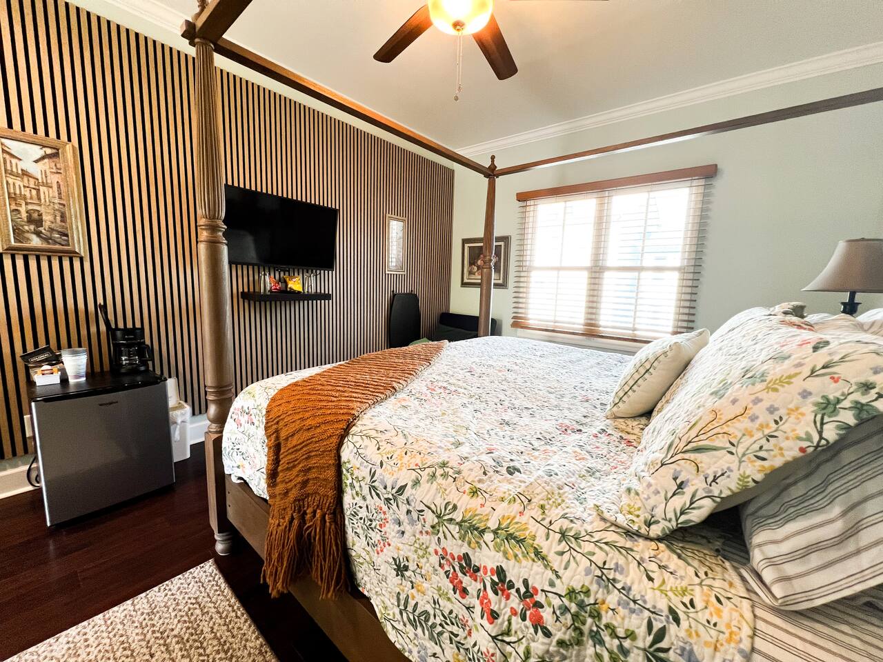 Victorian Modern Room in Carriage House - Unit B - Double Room