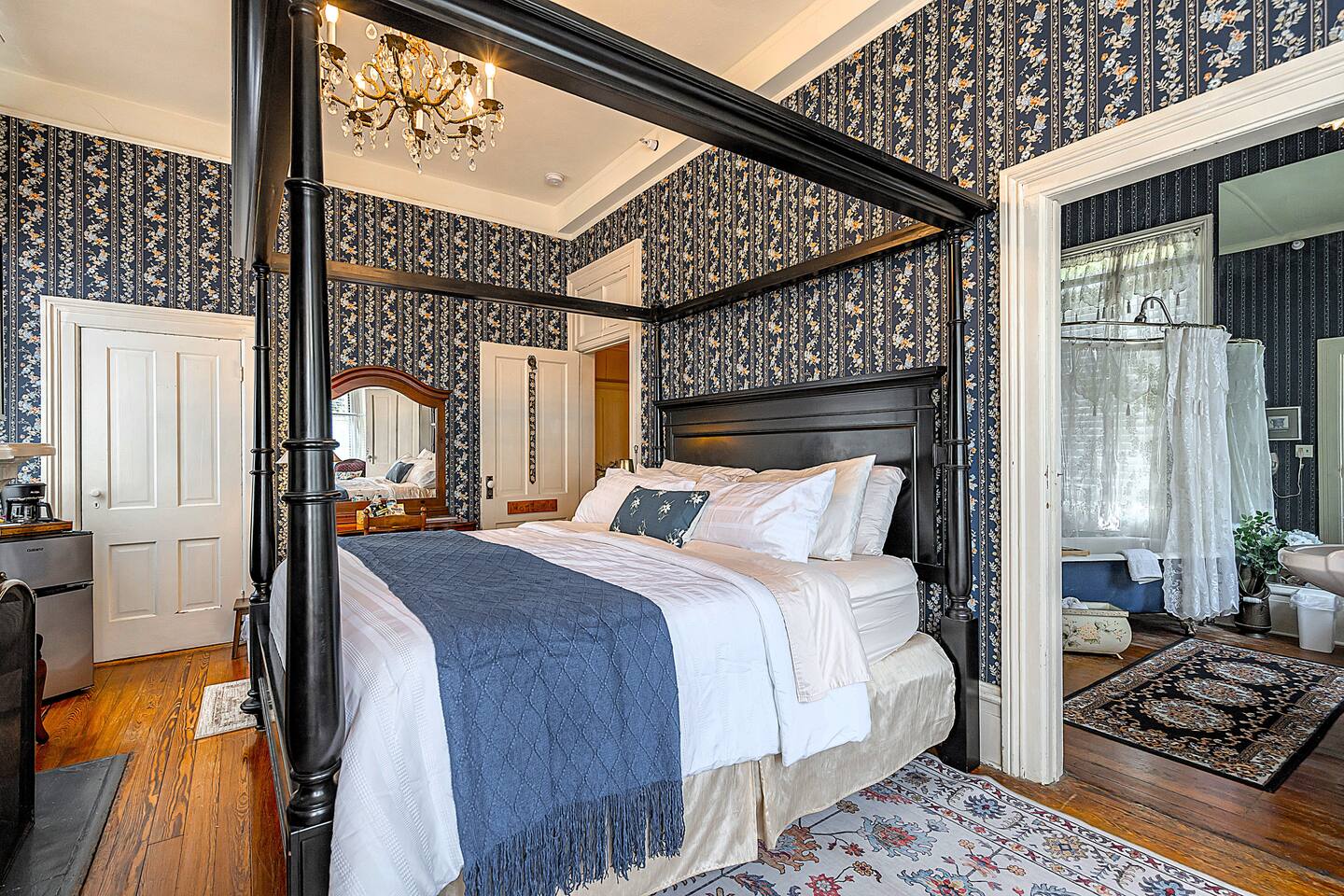 Master King Room_Victorian_with Private Bathroom - Holiday Home