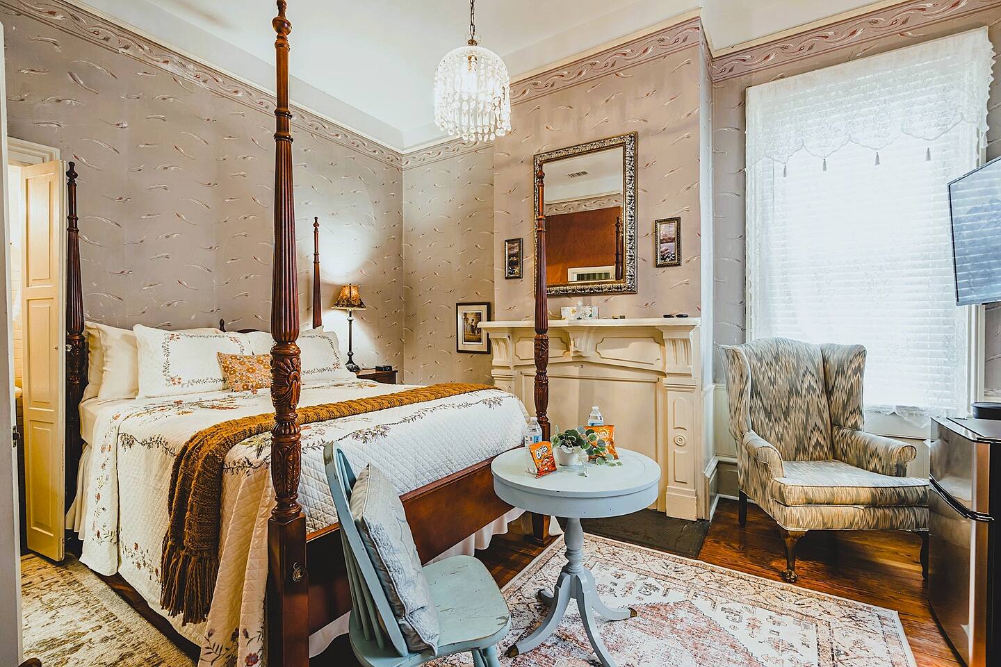 Azalea Room_Victorian Style_with Private Bathroom - Holiday Home